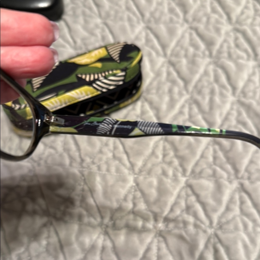 Stylish Black and Green Eyeglasses - Picture 2 of 3